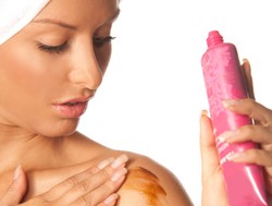 Bez zacieków i smug: sposoby na to, by dobrze nałożyć samoopalacz