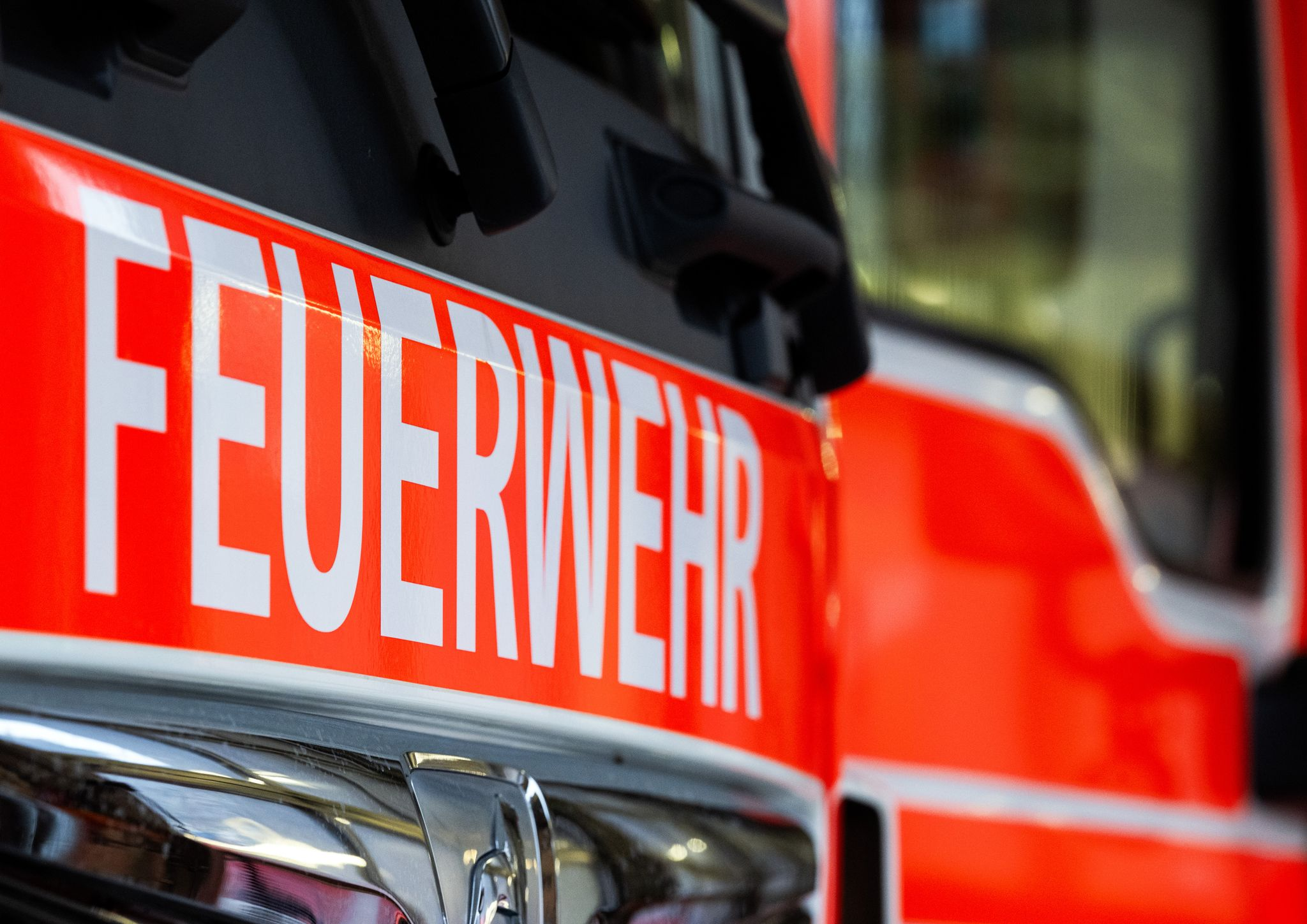 170 Feuerwehrleute kämpfen gegen Vollbrand in Berliner Hochhaus