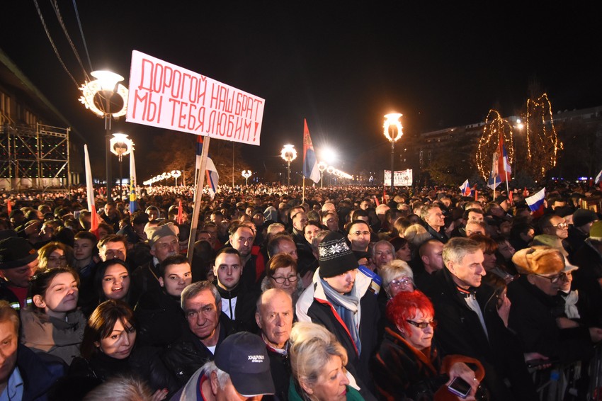 Okupljeni ispred Hrama Svetog Save