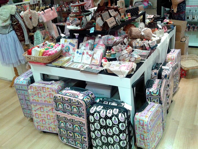 Specyficzną cechą Japonii jest zamiłowanie do stylu „kawaii”, pojęcia które można przetłumaczyć, jako „słodki, uroczy”. Dlatego ubrania mają dużo falbanek, koronek, kokardek itp., na dodatkach często pojawiają się motywy kotków i innych zwierząt, a jednym z najpopularniejszych kolorów jest różowy. Na zdjęciu walizki „kawaii” w galerii w Matsumoto.