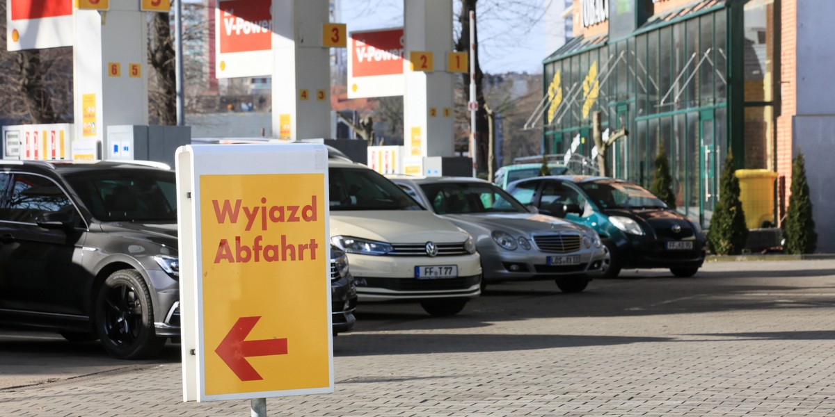 Niemcy tankujący na stacji w Słubicach