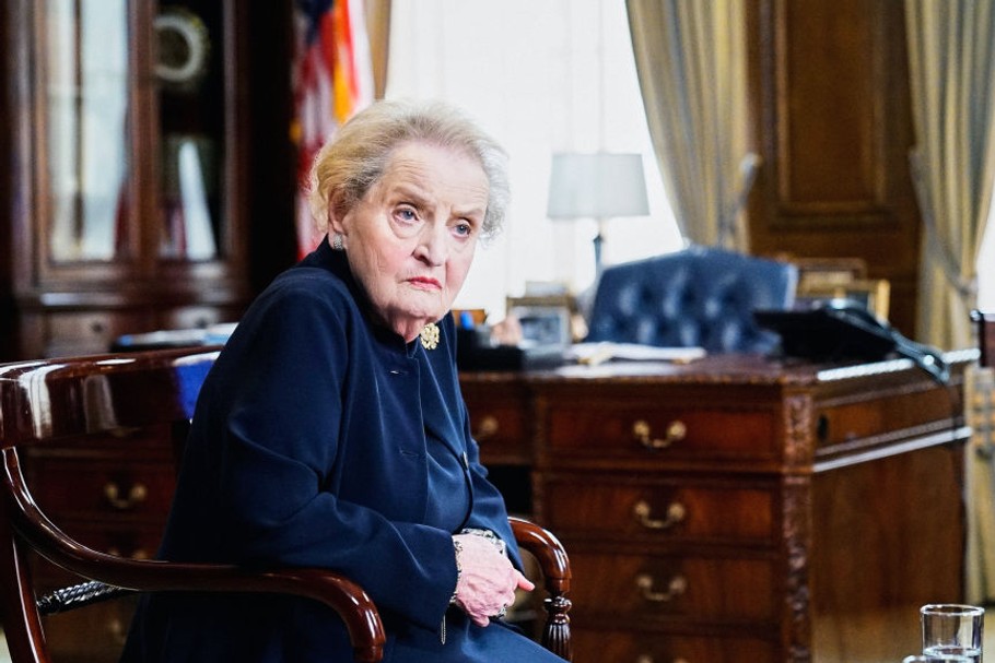 Madeleine Albright (Marie Jana Korbelová; 1937-2022), amerykańska dyplomatka, w latach 1997-2001 pełniła funkcję 64. sekretarza stanu Stanów Zjednoczonych za prezydenta Billa Clintona