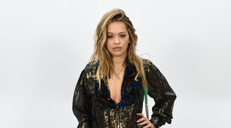 Rita Ora melltartóra vetkőzött/Fotó:Northfoto