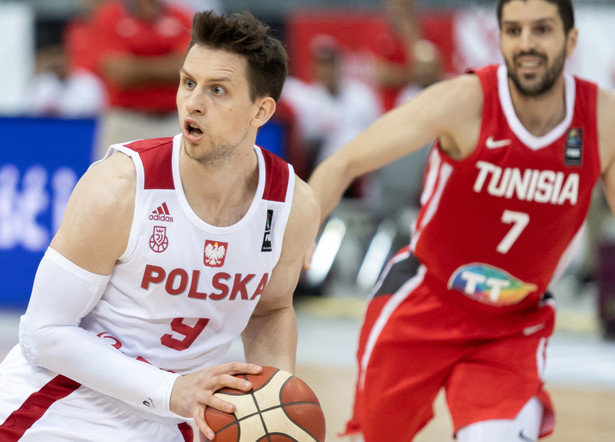 Polak Mateusz Ponitka (L) i Tunezyjczyk Mourad El Mabrouk (P) podczas meczu Polska - Tunezja