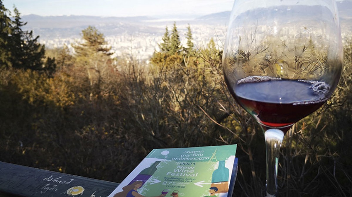 Gruzja celebruje wino, widokówka  z festiwalu