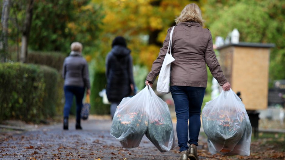 Mieszkańcy Gorzowa porządkują groby swoich bliskich