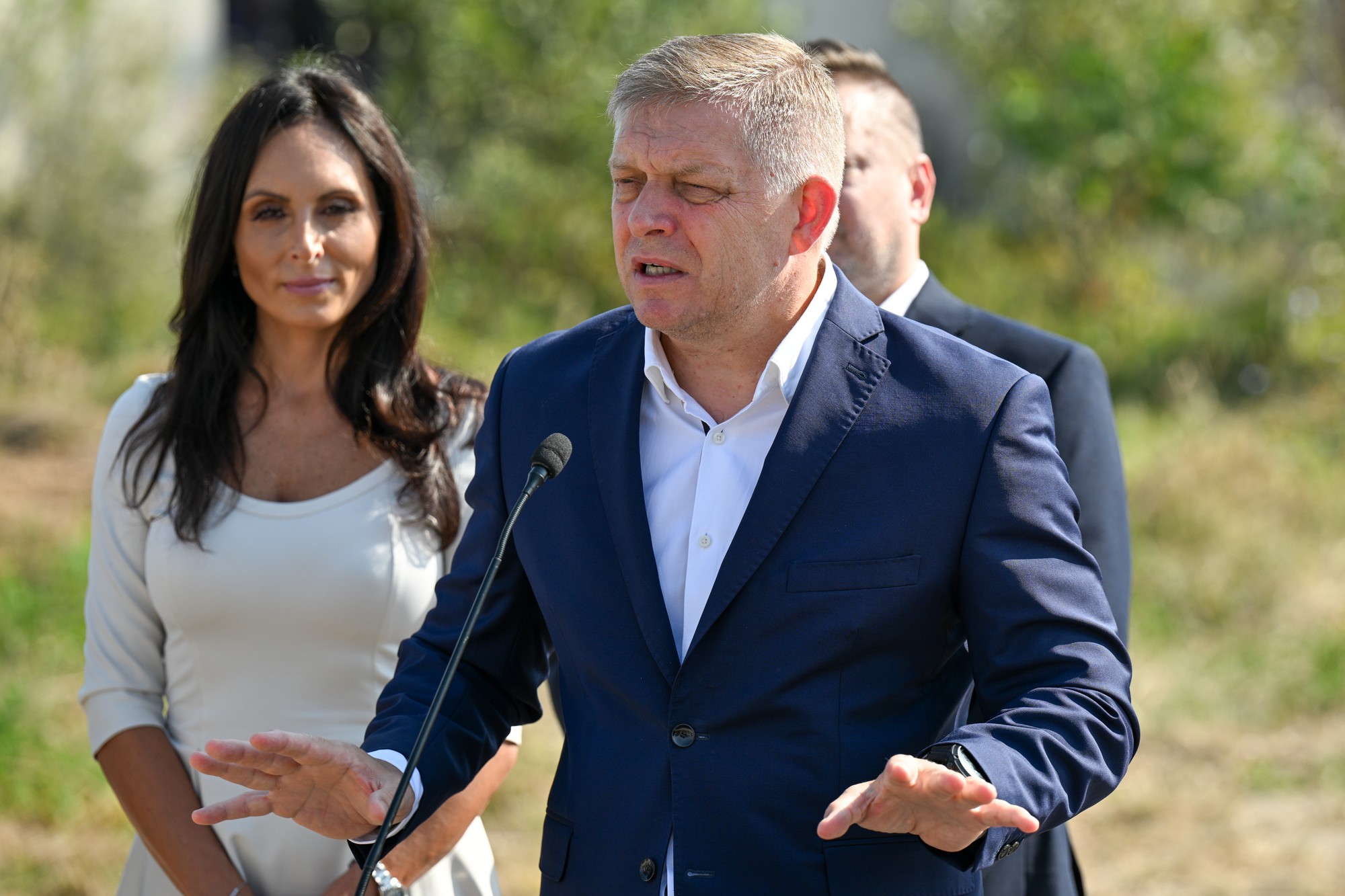 Predseda vlády Robert Fico (SMER-SD) a ministerka zdravotníctva Zuzana Dolinková (Hlas-SD)