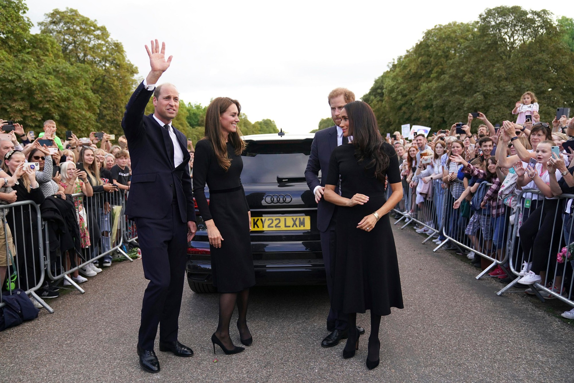 Princ Harry s Meghan spolu s princom Williamom a princeznou z Walesu Catherine.