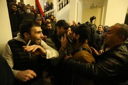 Niespodziewany koniec wojny o Górski Karabach. Wściekły tłum wdarł się do parlamentu