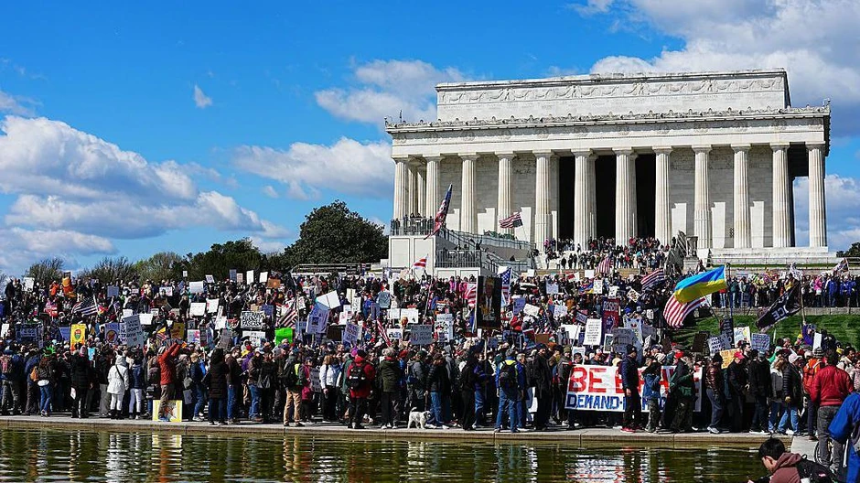 Demonstranti okupljeni ispred Linkolnovog mauzoleja u Vašingtonu | Foto: Getty Images