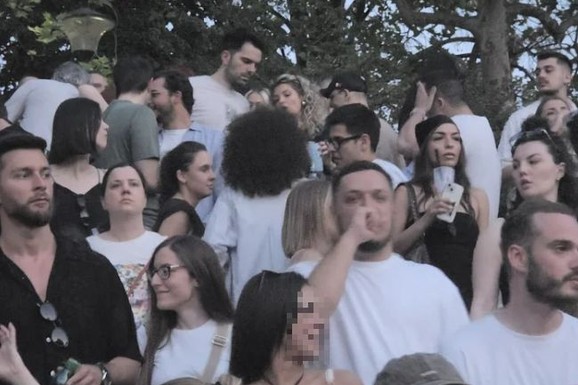 (VIDEO) GRLI SE SA DEVOJKOM I ŠAPUĆE JOJ NA UVO Uhvatili smo Gastoza u Beogradu, od Anđele ni traga ni glasa: Evo šta radi dok misli da ga niko ne vidi
