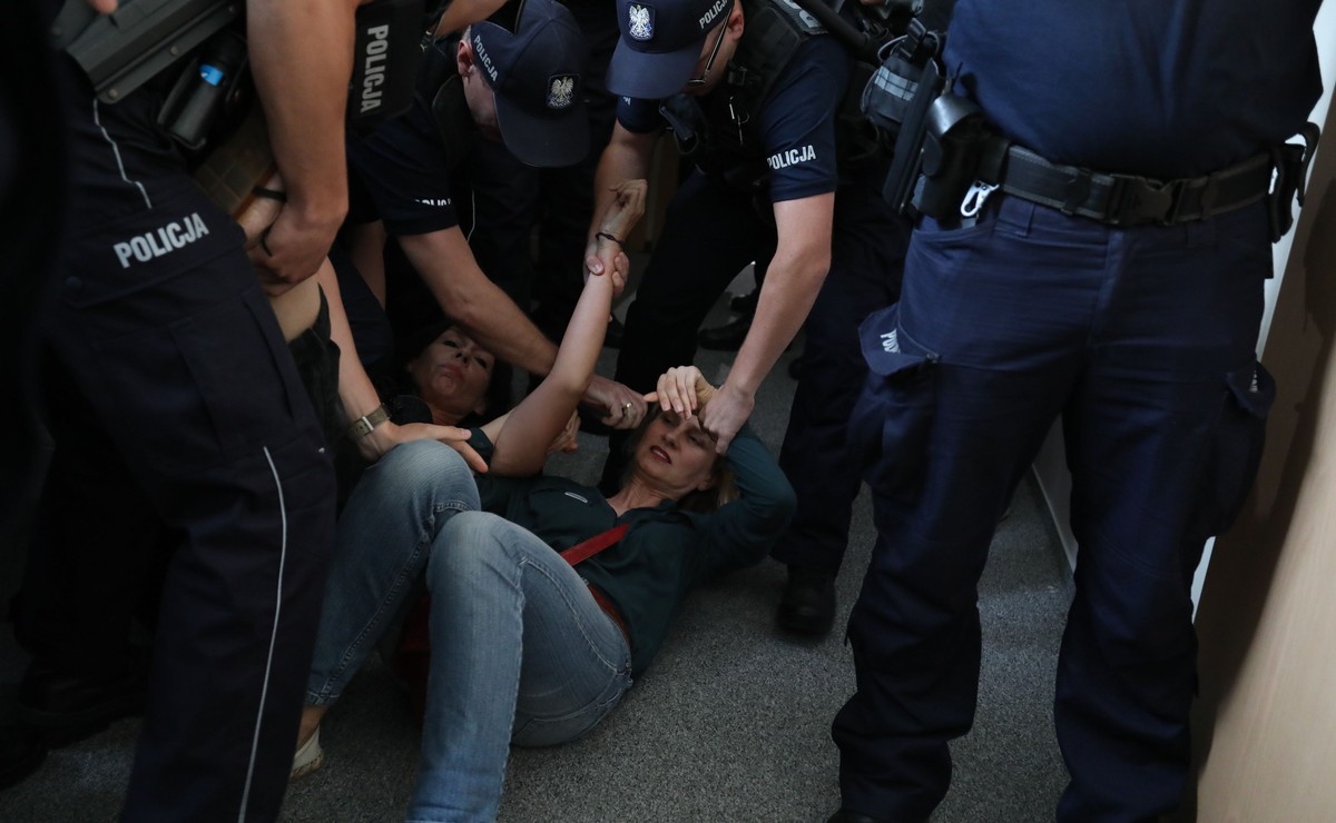 Policja wynosi Obywateli RP z budynku SGGW