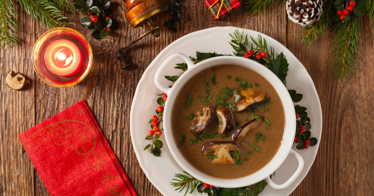 Świetna alternatywa dla czerwonego barszczu. Tak wigilijny żur grzybowy robi Jakub Kuroń