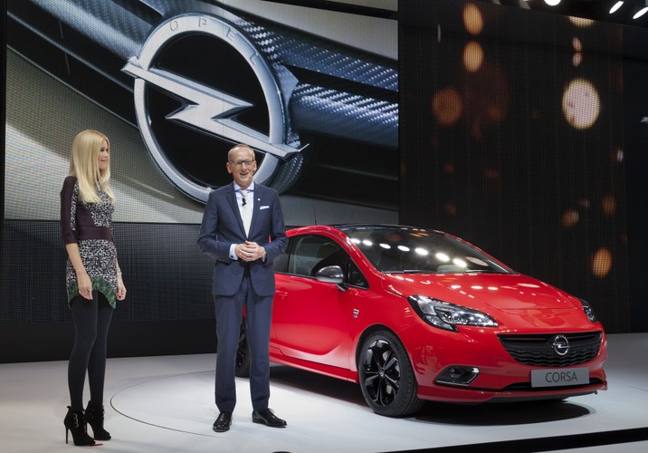 W hołdzie dla Paryża - stolicy mody - stoisko Opla przypominało wybieg dla modelek. Na scenie obok najnowszej corsy pojawiła się supermodelka Claudia Schiffer