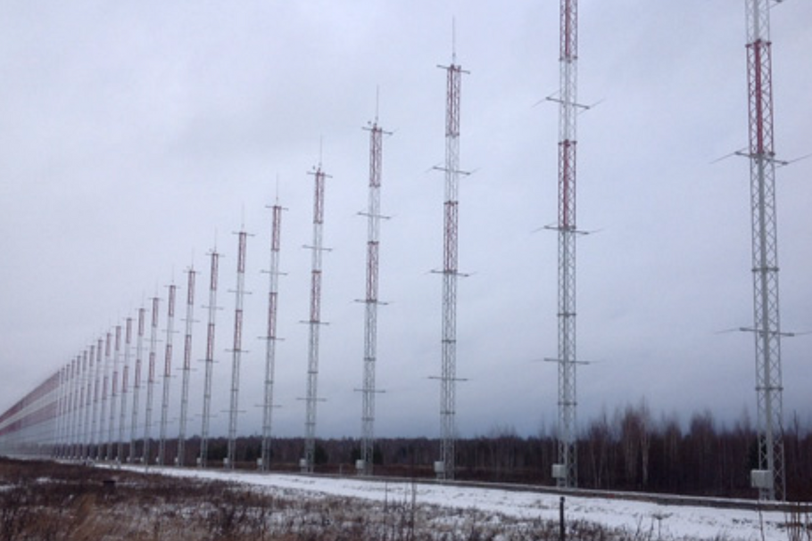 Rosyjski radar pozahoryzontalny Kontejner składa się z wielu anten o wysokości 30 m