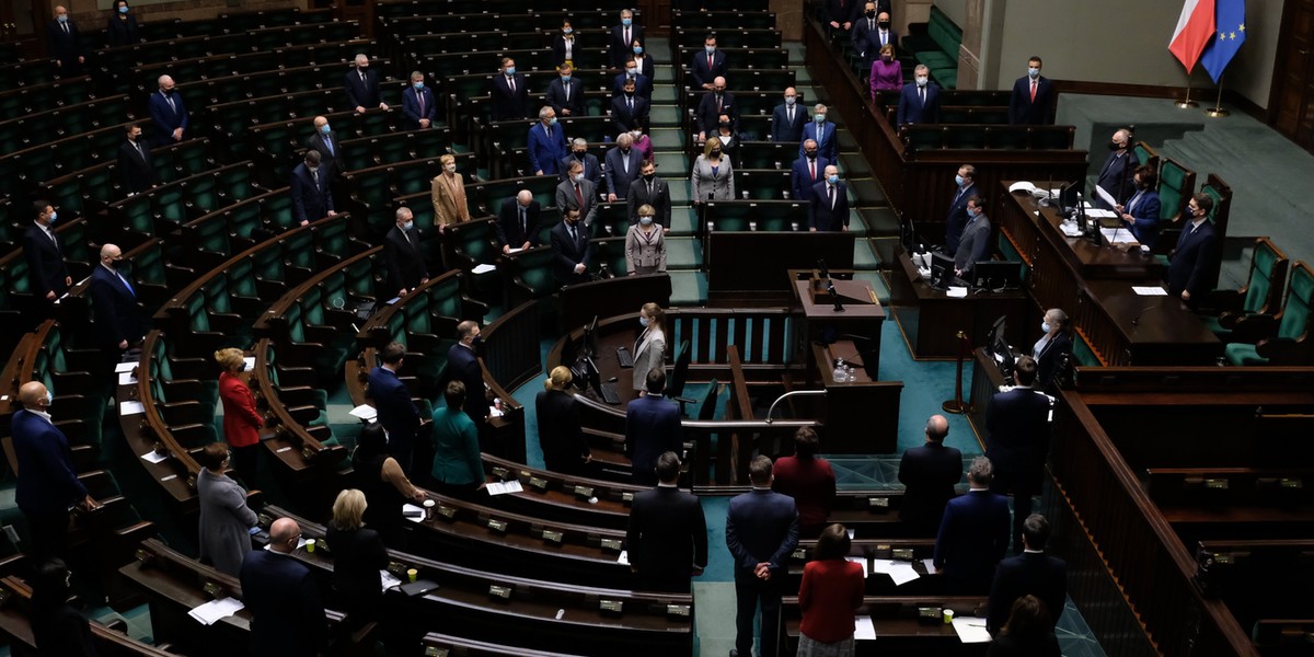 Sondaż CBOS: PiS prowadzi, największa zmiana w notowaniach KO - Wiadomości