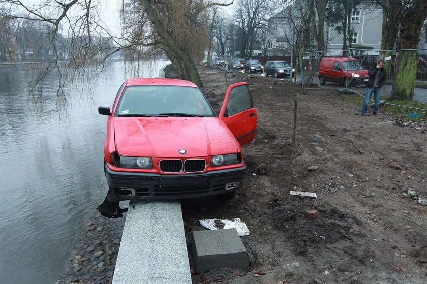 Auto zawisło na barierce. Centymetr i spadłoby do rzeki. FOTY