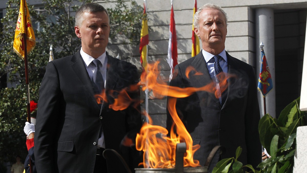 Informacje o współpracy SKW ze służbami innych państw są uregulowane w ustawie i przedstawiane sejmowej komisji ds. służb specjalnych - powiedział minister obrony Tomasz Siemoniak, odnosząc się do informacji medialnych o współpracy SKW z rosyjską FSB.