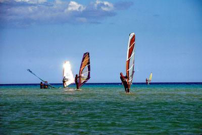 Trudno wymarzyć sobie lepsze miejsce do nauki windsurfingu niż Costa Calma (Fuerteventura) – płytka, turusowa woda pozwala na stawianie pierwszych kroków na desce. Fot. Dariusz Raczko