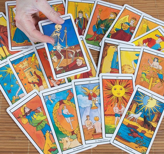 Kérdezd a papot: Mi a helyzet a tarot kártyákkal?