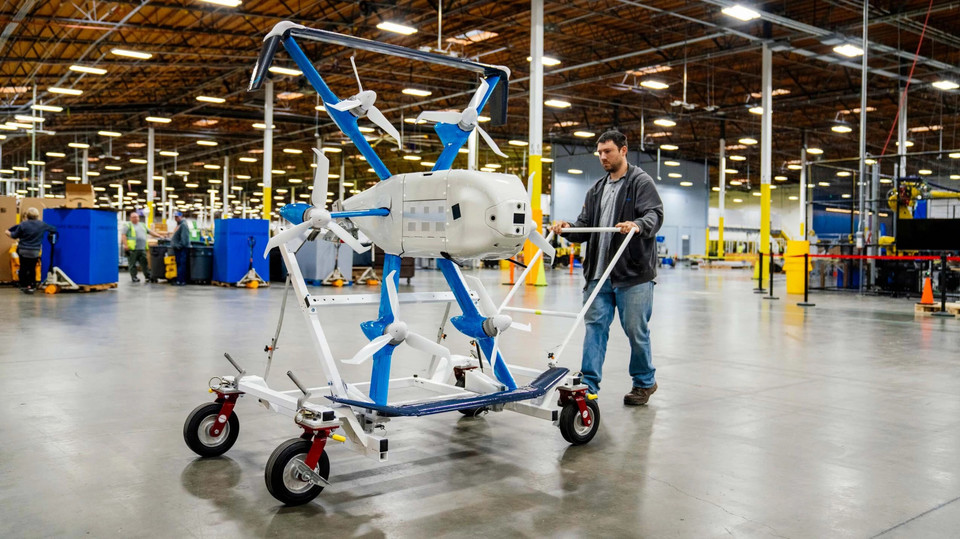 Dron MK30 Amazona, zaprezentowany we współczesnym centrum logistycznym oraz badawczym tej firmy pod Seattle — fot. materiały firmy Amazon