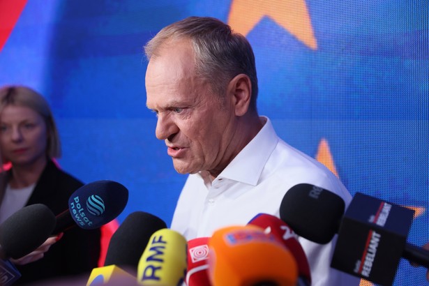 Warszawa, 09.06.2024. Wybory do Parlamentu Europejskiego 2024. Premier Donald Tusk w sztabie wyborczym Koalicji Obywatelskiej w Warszawie, 9 bm. Zakończyły się wybory do Parlamentu Europejskiego. (sko) PAP/Leszek Szymański