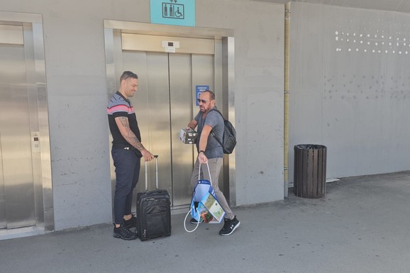 "ZA INTIMNI ODNOS JE DAVALA 1.000 EVRA" Pevač šokirao priznanjem: "Morao sam da popijem da bih legao sa njom"