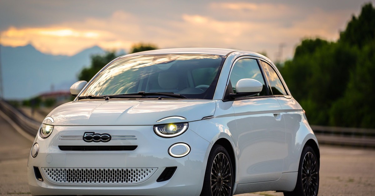 Fiat 500 uratuje Stellantis? Hybrydowa wersja kultowego auta ma ożywić kulejącą włoską produkcję
