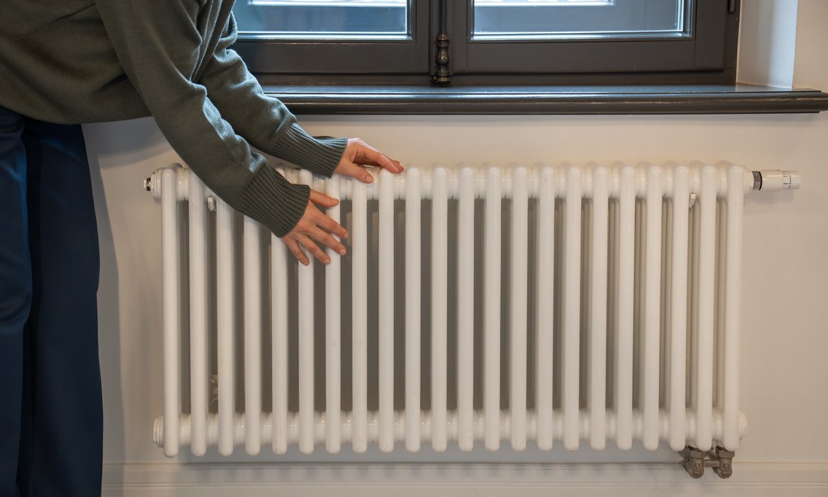 Kaloryfery włączone, a w domu jest chłodno? Tu może uciekać ciepło