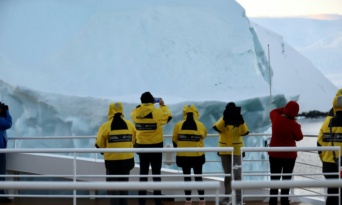 Turystyka przyspiesza topnienie Antarktydy. Jedna wycieczka to choćby sto ton śniegu