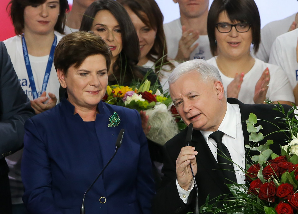Beata Szydło i Jarosław Kaczyński podczas wieczoru wyborczego w 2015 r.