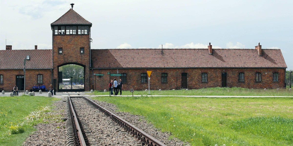 Brzezinka. W pobliżu "Bramy Śmierci" stanęła... budka z lodami.