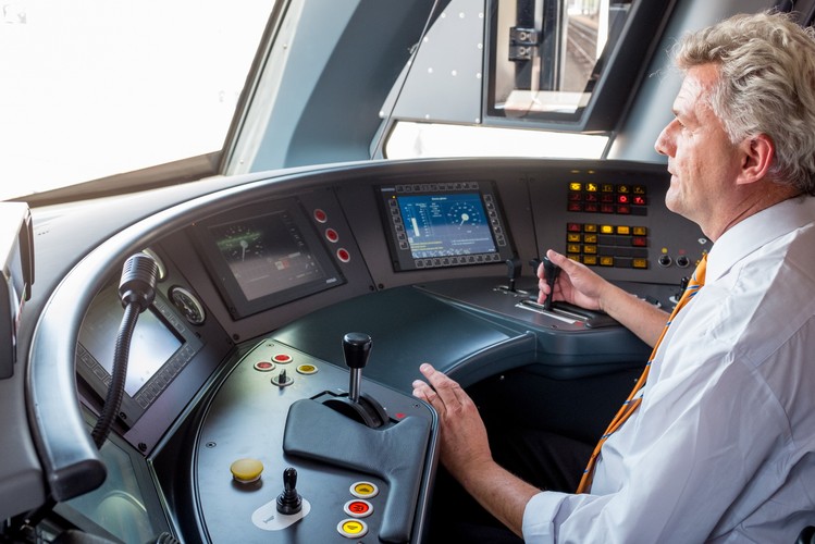 Pociąg Flirt 3, wyprodukowany prawie w całości w Polsce przez konsorcjum Stadler-NEWAG dla PKP Intercity