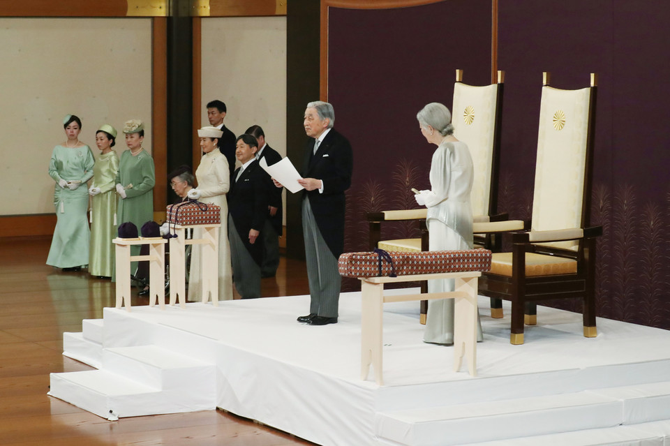Podczas ceremonii abdykacyjnej w pałacu cesarskim powiedział, że modli się o pokój i szczęście dla Japonii i świata.