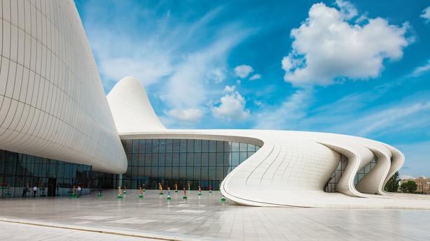 BAKU Centrum Hejdara Alijewa zaprojektowane przez iracko-brytyjską architektkęz Zahę Hadid
