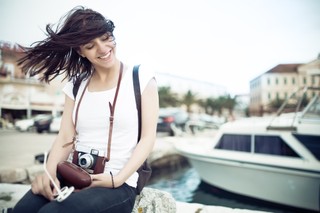 Karta debetowa za granicą – jak nie stracić na wakacyjnych podróżach?