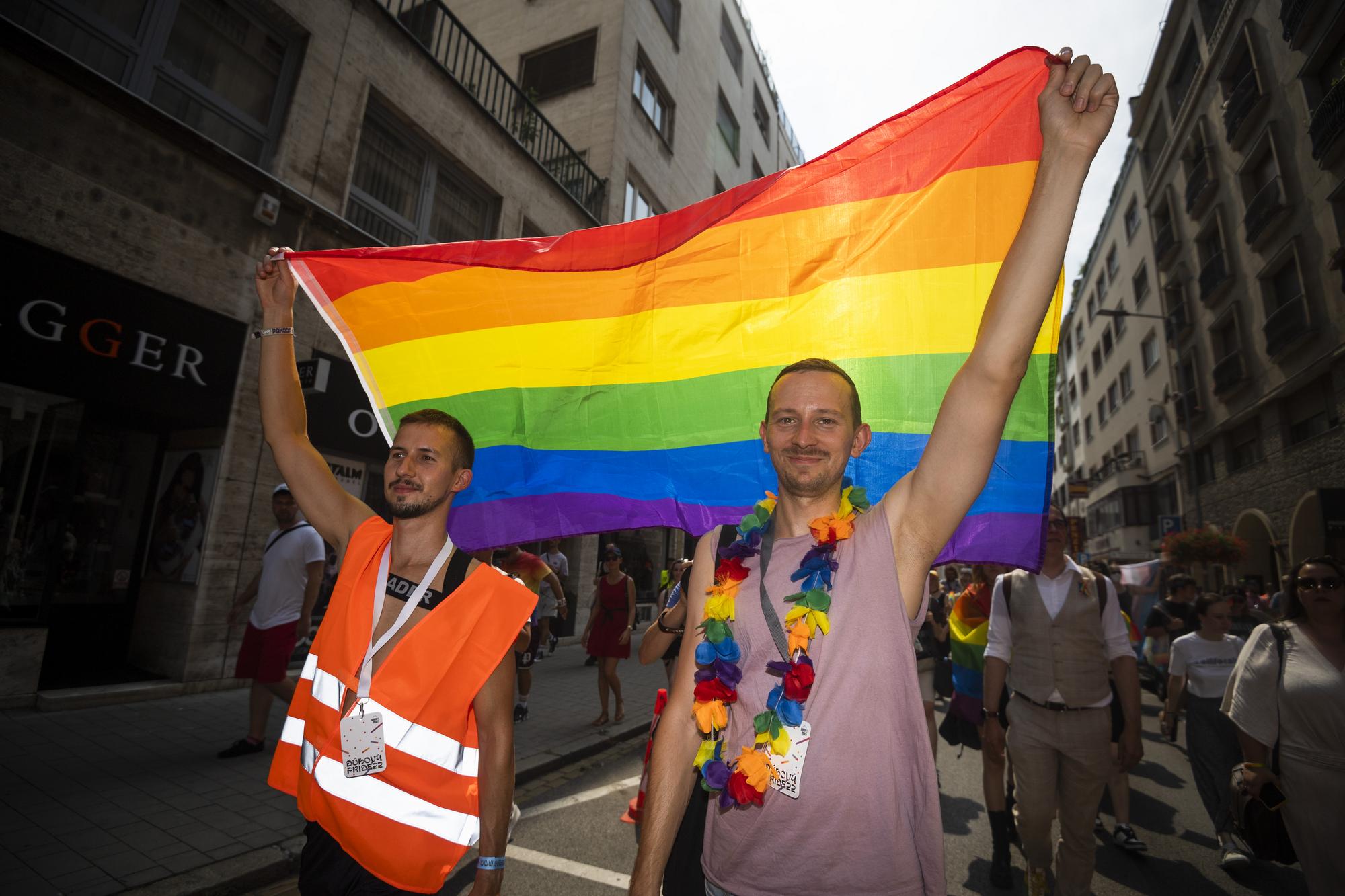 Účastníci pochodu Dúhový Pride za práva sexuálnych menšín v Bratislave 23. júla 2022.