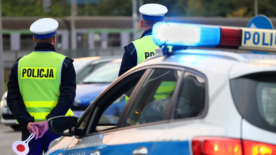 Policjanci podczas kontroli drogowej