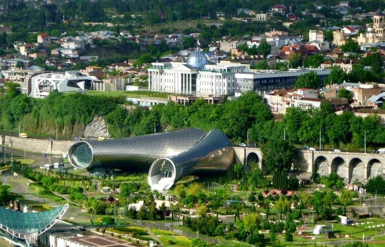 Tbilisi zaskakuje nie tylko architekturą