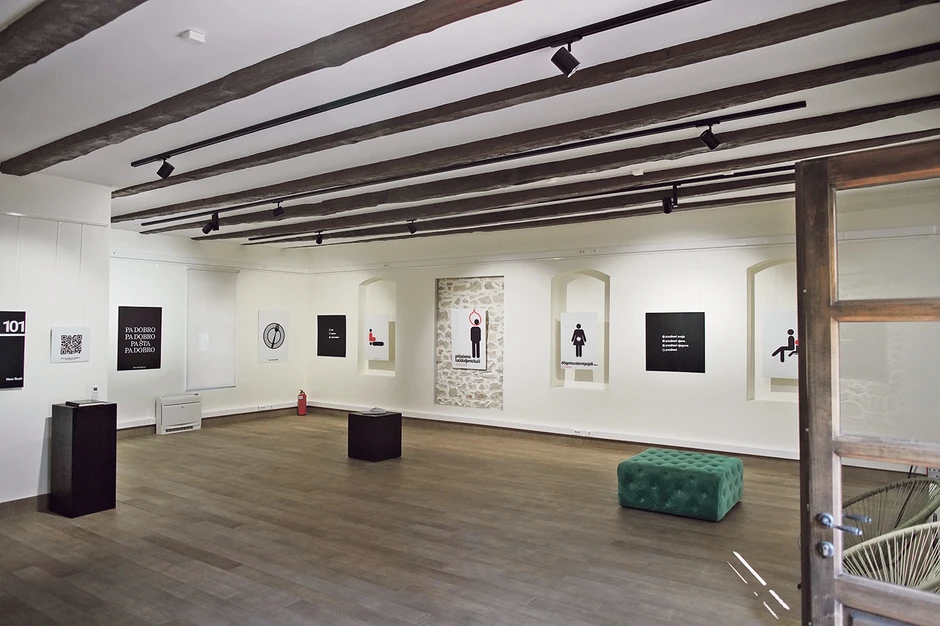 U modernom ambijentu, u kojem su autentične ostale samo hrastove grede na plafonu, mesečno se smenjuju izložbe kako renomiranih umetnika, tako i mladih stvaralaca