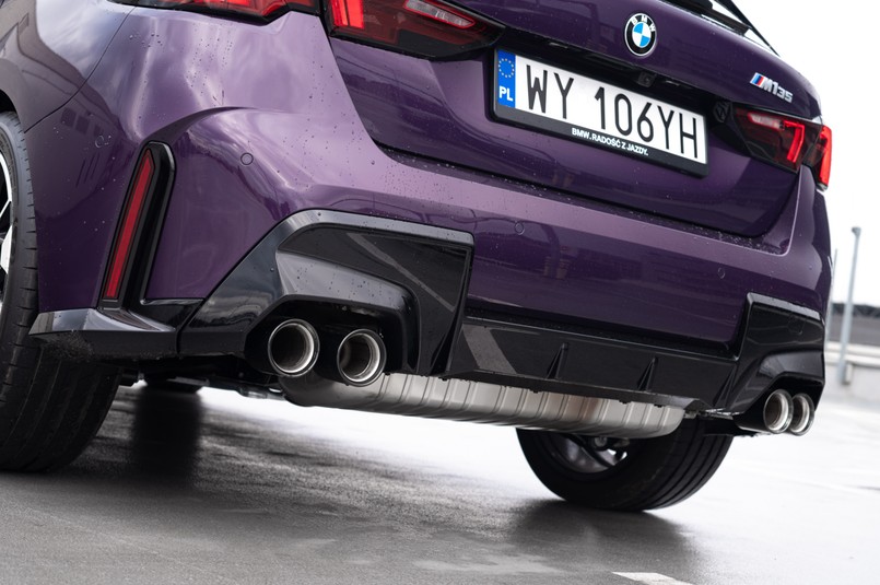 Cztery końcówki wydechu wyglądają rasowo, ale pasuje tu powiedzenie "z dużej chmury mały deszcz"