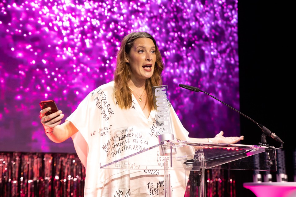 Mérő Vera kapta Az év hősnője díjat a GLAMOUR Women of the Year gálán