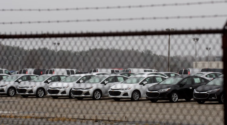 Chevrolet autók a General Motors lordstowni gyára mellett