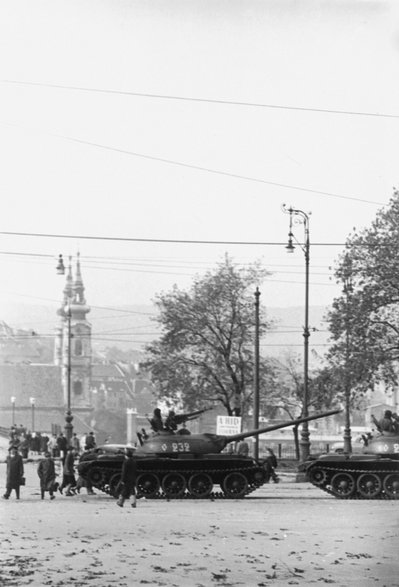 Radzieckie czołgi T-54 wykorzystywane m.in. do stłumienia antysowieckiej rewolucji na Węgrzech w 1956 r.