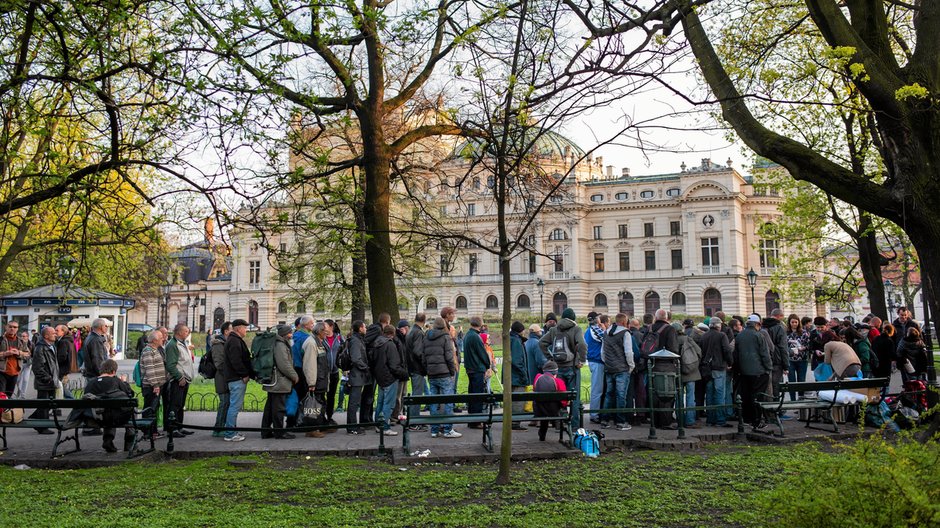 Kolejka ludzi czekających na posiłek ugotowany przez aktywistów w ramach akcji Zupa na Plantach