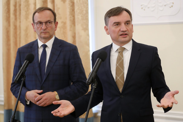 Minister sprawiedliwości, prokurator generalny Zbigniew Ziobro (P) oraz wiceminister klimatu i środowiska Edward Siarka (L)