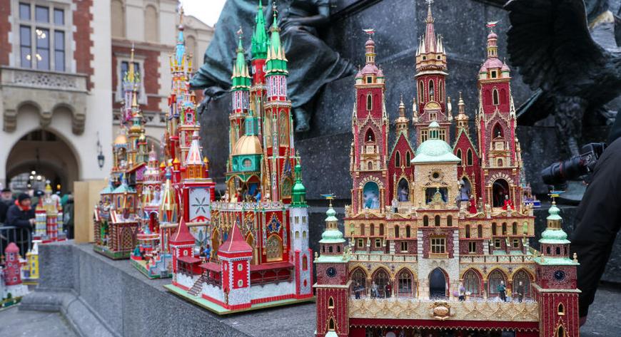 Każdego roku w pierwszy czwartek grudnia szopkarze przynoszą swoje prace na Rynek Główny i ustawiają na stopniach pomnika Adama Mickiewicza.