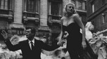 Anita Ekberg kręcąca słynną scenę w Fontannie Di Trevi