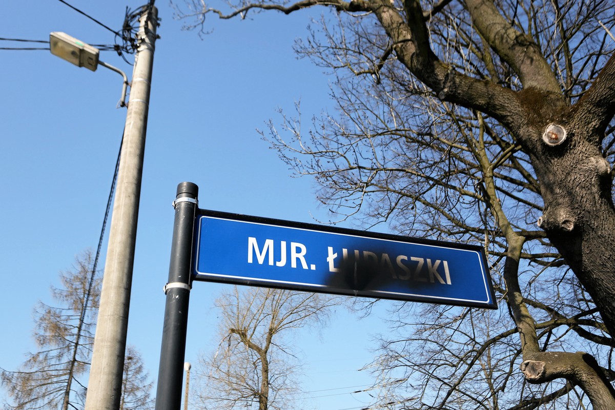 Ulice, nazwane imieniem "Łupaszki" często bywają niszczone. Na zdjęciu tablica w Krakowie