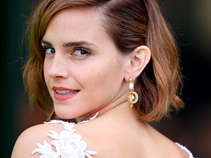 Emma Watson meztelenfelsőben perzseli fel Párizs utcáit: ismét bebizonyította, hogy született stílusikon